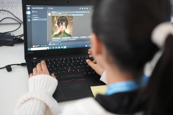 Mädchen das Bilder generiert auf dem Laptop